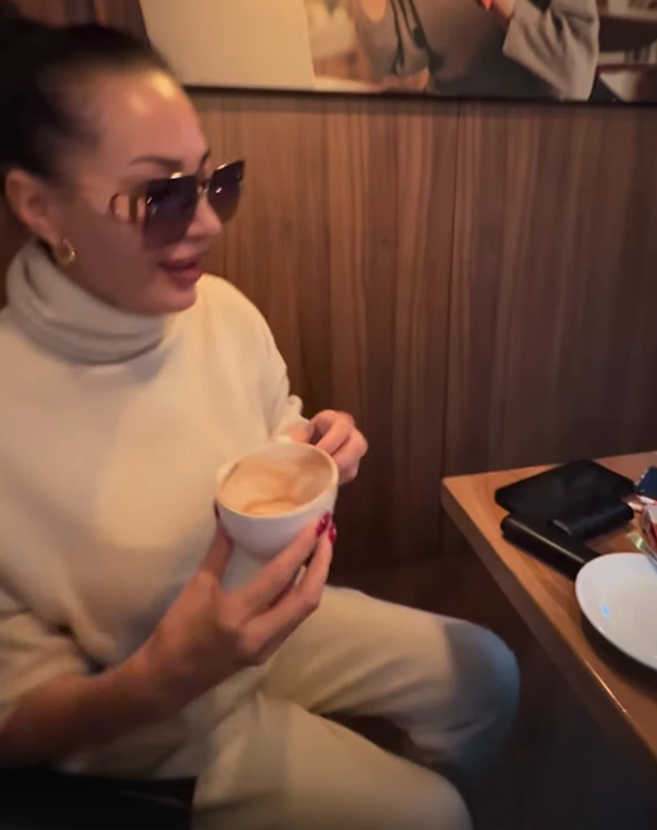 Ceca Ražnatović u kafiću