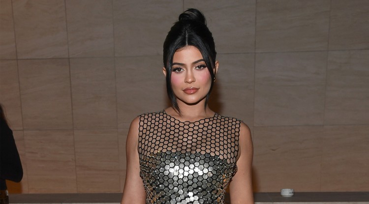 Kylie Jenner is ember: megmutatta striáit - videó