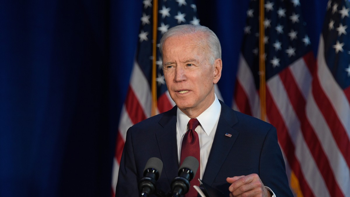 Prezydent USA Joe Biden poinformował w środę, że zwrócił się do Wspólnoty Wywiadowczej o zwiększenie wysiłków w celu zebrania i przeanalizowania informacji, dotyczących pochodzenia koronawirusa. "W ramach tego sprawozdania poprosiłem o wskazanie obszarów dalszych badań, które mogą być konieczne, w tym konkretnych pytań dotyczących Chin" - czytamy w komunikacie udostępnionym przez Biały Dom.