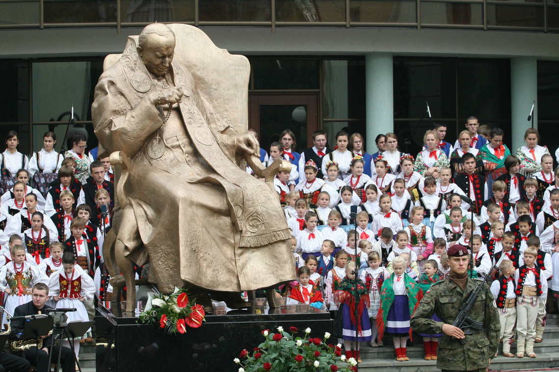 Poświęcenie pomnika Jana Pawła II przed kurią bielsko-żywiecką, 2006 r.