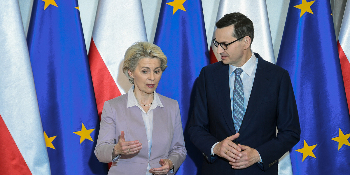 Szefowa KE Ursula von der Leyen i premier Mateusz Morawiecki. Komisja dała już zielone światło dla KPO, ale to nie koniec ścieżki dla akceptacji planu.