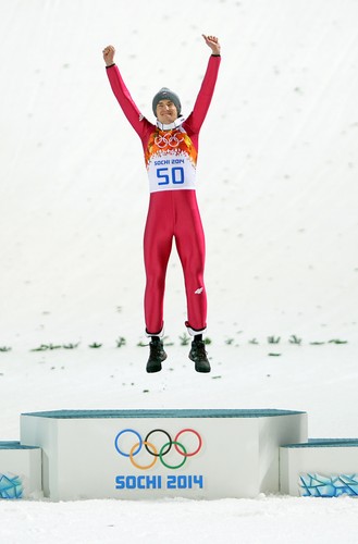 Tak Kamil Stoch frunął po złoto, a potem cieszył się z medalu