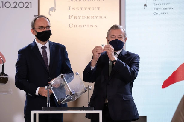 Minister Gliński i dyrektor Artur Szklener. Obowiązkowo w szmatach na pysku.