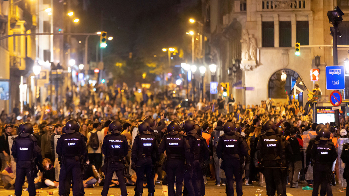 Ponad 80 osób zostało rannych we wczorajszych starciach separatystów z policją w Barcelonie. Protesty mają związek z ogłoszonym przez hiszpański Sąd Najwyższy orzeczeniem, skazującym dziewięciu katalońskich polityków na kary więzienia od 9 do 13 lat.