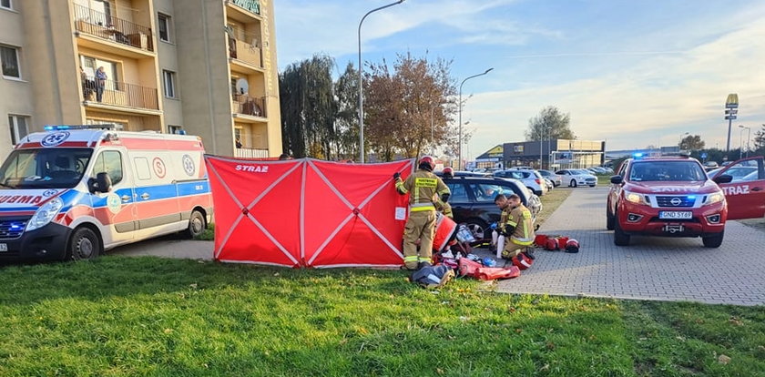 Tragiczny finał naprawy auta na osiedlowym parkingu. Świadkowie zamarli z przerażenia