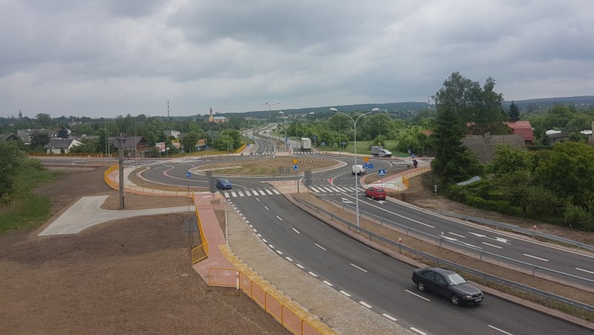 Od kilku dni kierowcy mogą już korzystać z nowego ronda, jakie powstało na drodze krajowej nr 42 w Skarżysku-Kamiennej. Teraz posłanka PO Marzena Okła-Drewnowicz apeluje do radnych, aby nadali mu nazwę imienia Tadeusza Mazowieckiego. – To znakomicie unaoczniłoby drogę naszych ojców do wolności – podkreśla.