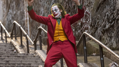 Nem csak a mozikban, a tüntetéseken is tarol az új Joker-film