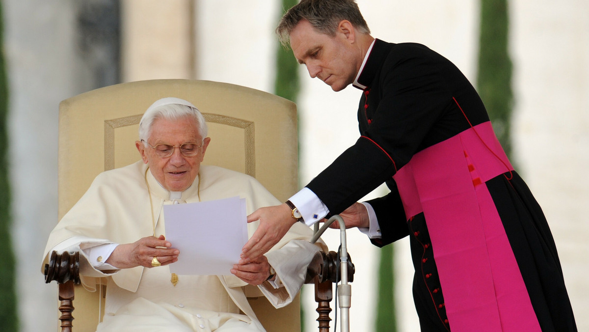 To on zna Benedykta XVI jak nikt inny. Osobisty powiernik papieża cały czas jest u jego boku