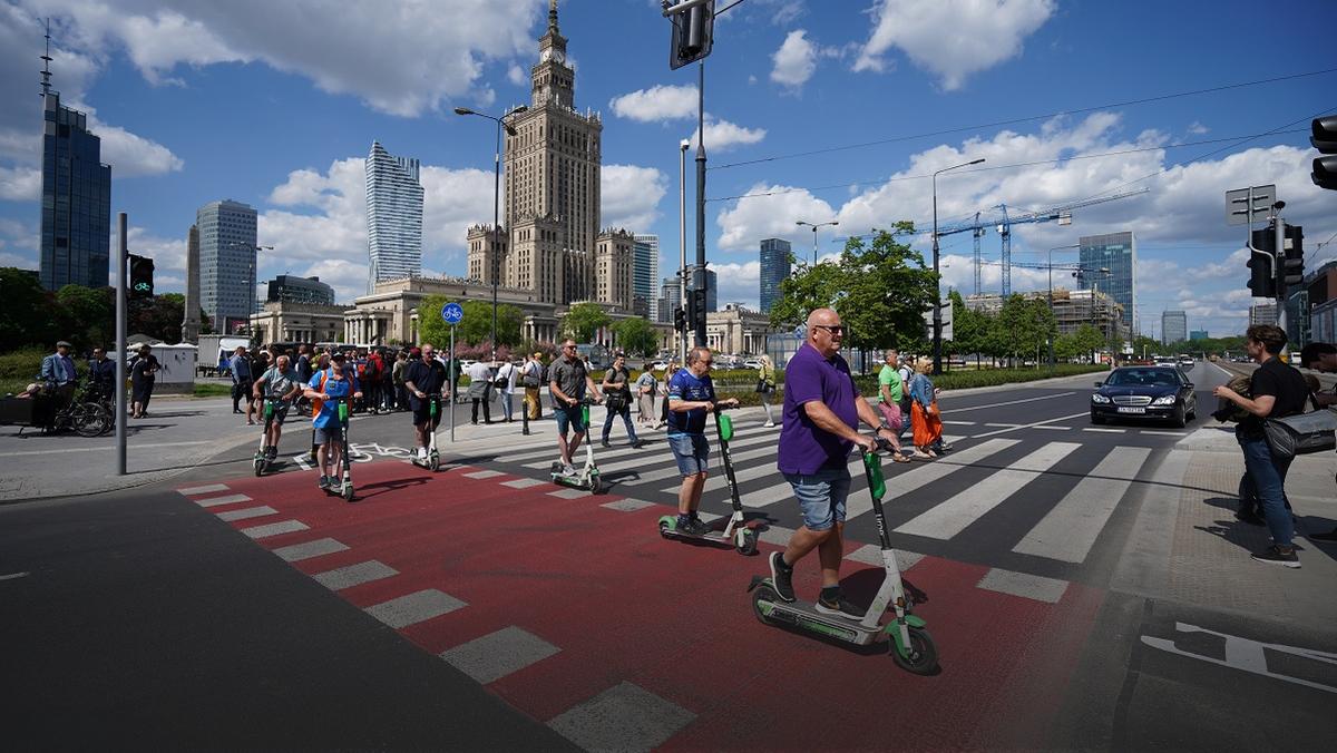 Nowe przejście dla pieszych i przejazd rowerowy przez Marszałkowską