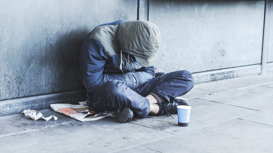 Osoba bezdomna na ulicy