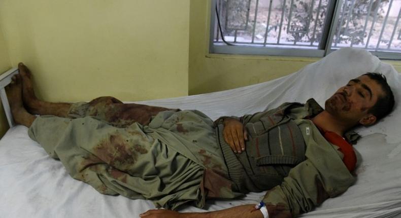 An injured policeman lies on a bed at a hospital in Quetta on October 25, 2016 after a militant attack targeting a Pakistani police academy