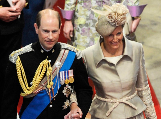 Kwiaty i pióra na nakryciu głowy wybranym przez hrabinę Wessex Sophie, małżonkę księcia Edwarda