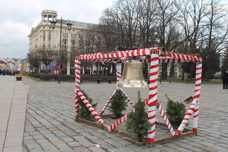 Dzwon na Krakowskim Przedmieściu w Warszawie