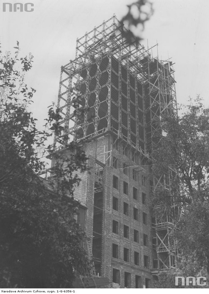 Gmach angielskiego Towarzystwa Ubezpieczeń Prudential w budowie. Widoczny szkielet konstrukcyjny budynku  (1932 r.)