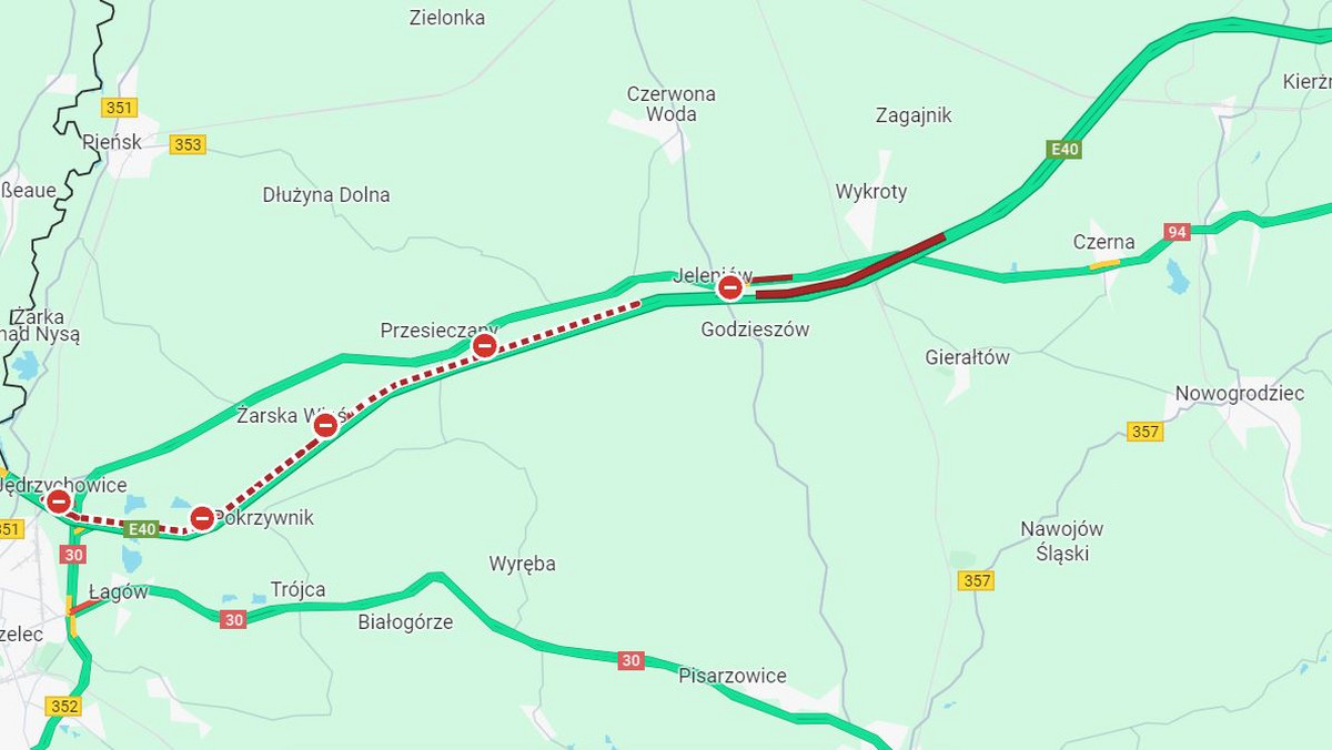 Do wypadku z udziałem czterech ciężarówek doszło na czwartym kilometrze autostrady A4 w kierunku Zgorzelca. Trasa jest obecnie zablokowana.