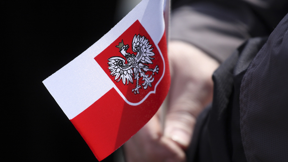 Połowa Polaków uważa, że sprawy w Polsce idą w złym kierunku; jednocześnie 49 proc. uważa, że w Polsce można znaleźć pracę, a 29 proc. liczy na to, że w ciągu najbliższych trzech lat sytuacja materialna się poprawi - wynika z sondażu TNS Polska przeprowadzonego we wrześniu.