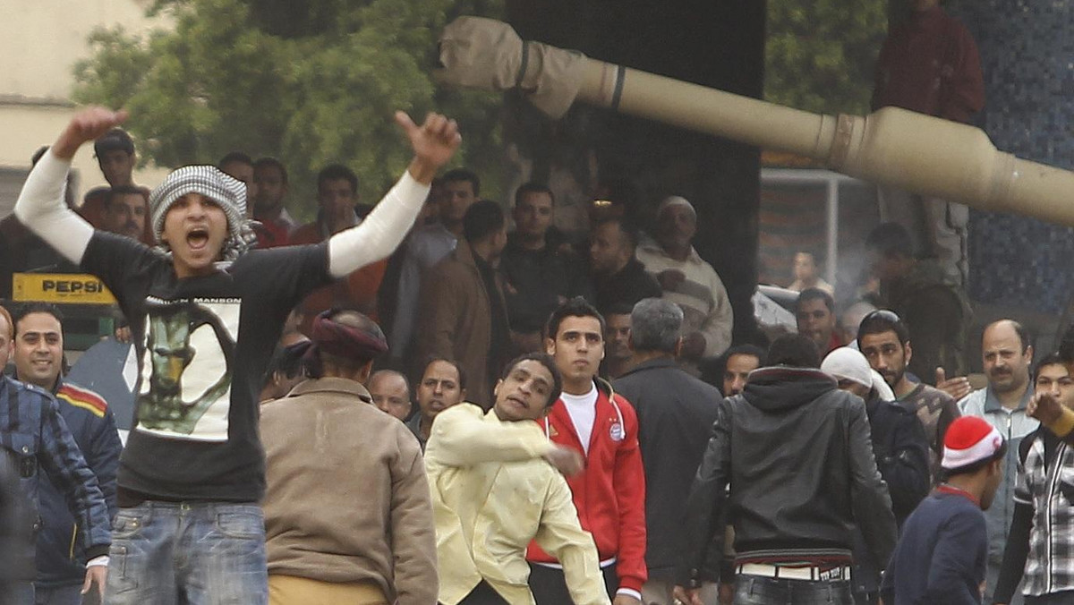 Na kairskim placu Tahrir po zmierzchu znowu doszło do starć między przeciwnikami a zwolennikami prezydenta Hosniego Mubaraka. W stolicy Egiptu atakowani są również zagraniczni dziennikarze. Ok godz. 22.30 uwolniono wcześniej zatrzymanych przez żołnierzy dwóch polskich dziennikarzy "Tygodnika Podhalańskiego", Jerzego i Bartłomieja Jureckich.