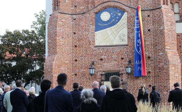 Najstarsza polska szkoła ma nowy nabytek. W "Małachowiance" zegar słoneczny znowu odmierza czas