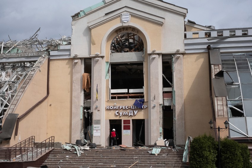 Zgrada uništena u ruskom raketnom napadu na Sumi 13. aprila