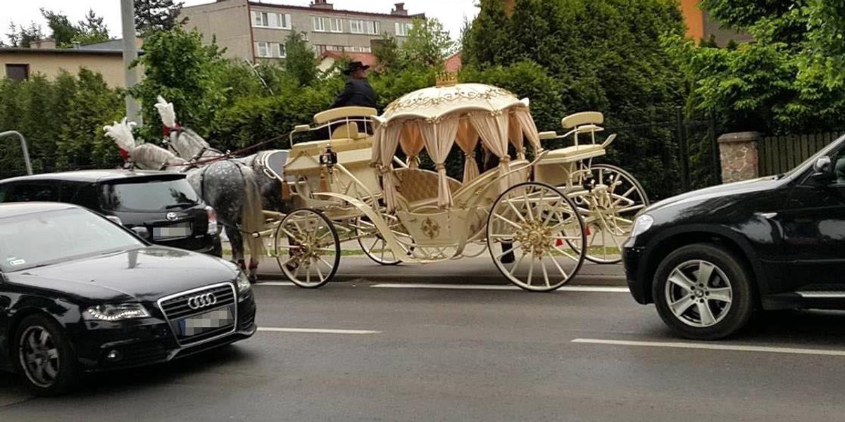 Karocą pojechała do komunii. Przesada?