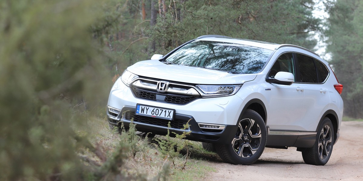 Honda CR-V Hybrid ma kilka zalet. To auto bardzo wygodne, pojemne i w większości sytuacji drogowych będzie bardziej ekonomiczne od porównywalnej wielkości diesla.