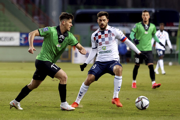 Piłkarz Rakowa Częstochowa Peter Schwarz (L) i Jesus Jimenez (C) z Górnika Zabrze