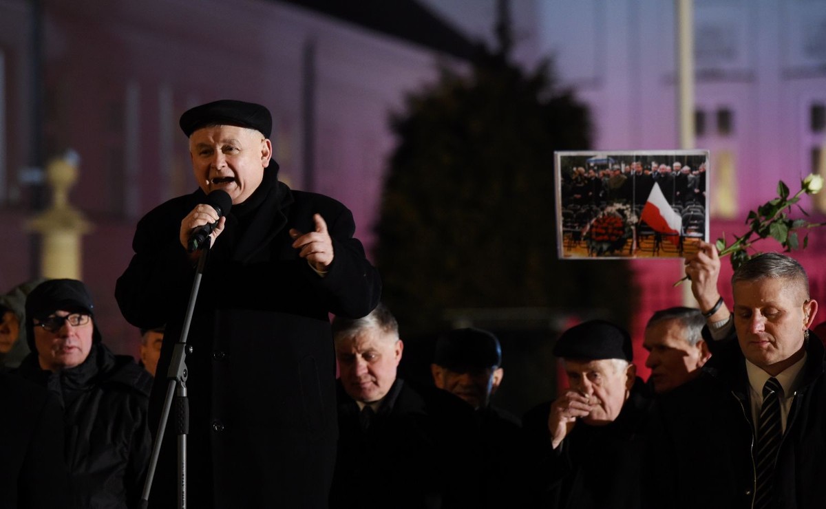 Jarosław Kaczyński przemawia przed Pałacem Prezydenckim