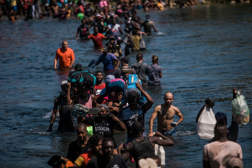 Migranti iz Haitija prelaze Rio Grande