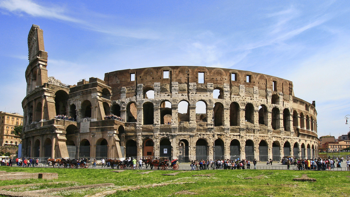 Karabinierzy zatrzymali w niedzielę w Rzymie młodego turystę z Francji, który uruchomił drona w pobliżu Koloseum. Gdy manewrował maszyną, utknęła ona w jednej z arkad antycznego amfiteatru.