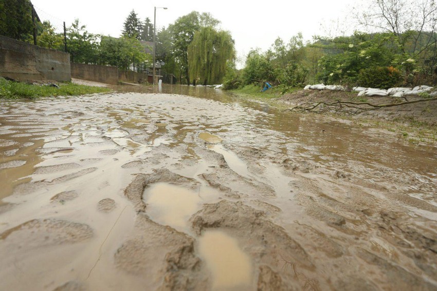Banjaluka, naselje Lazarevo, reka Vrbas ostavila mulj za sobom