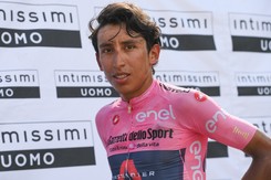 Egan Bernal stawia pierwsze kroki po operacji kręgosłupa