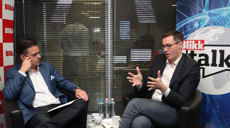 Karácsony Gergely főpolgármestert (jobbra) Szirmay Dávid főszerkesztő-helyettes és olvasóink kérdezhették élőben/ Fotó: Pozsonyi Zita