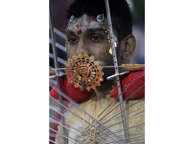 Przebite policzki i język - czy to boli? Spokojny wyraz twarzy tego wyznawcy na to nie wskazuje