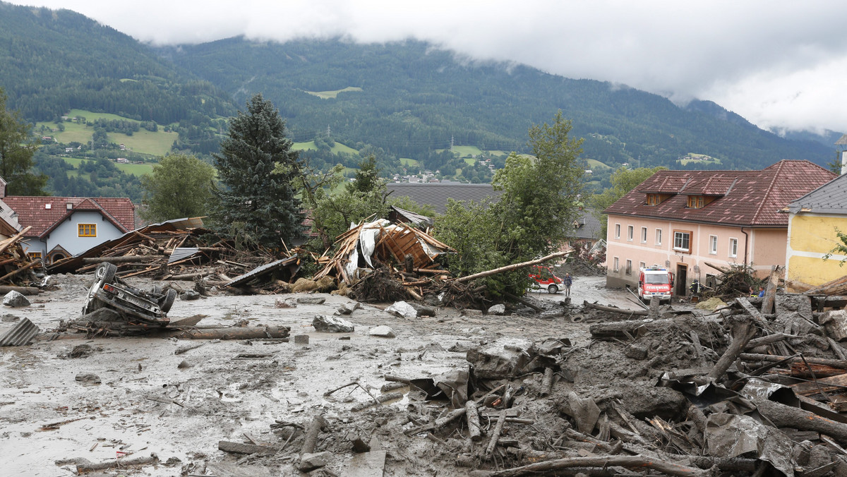 Około 1000 strażaków i 300 żołnierzy bierze udział w akcji ratunkowej po potężnych burzach, jakie przeszły w sobotę przez Styrię i Karyntię na południu Austrii. W niektórych miejscowościach wprowadzono stan klęski żywiołowej. Lawiny błota pogrzebały całe wioski.