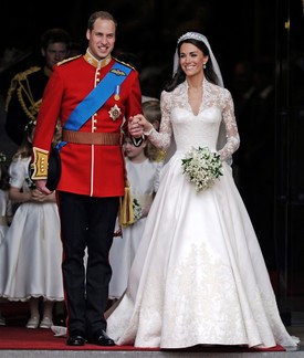 Kate Middleton 2011. április 29-én mondta ki a boldogító igent Vilmos hercegnek. London utcáira az esküvő napján több mint egy millió embert vonult ki, hogy akár csak egy pillanatra láthassák a boldog párt. Katalin hercegné Alexander McQueen menyasszonyi ruháját Sarah Burton tervezte.