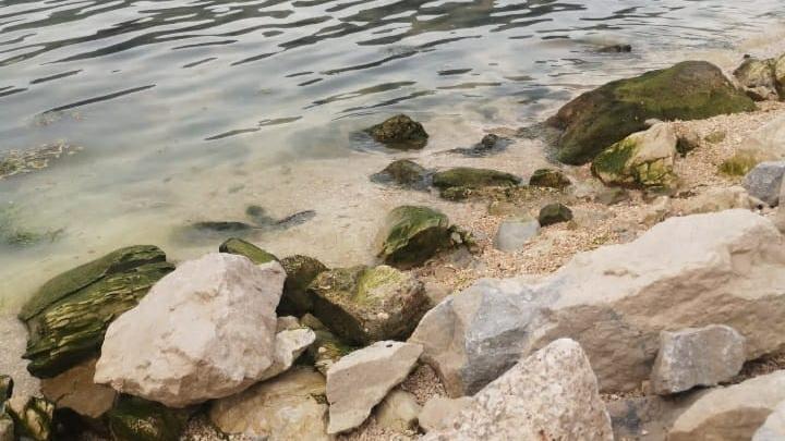 Obyvatelia chorvátskej obce Vranjic upozorňujú na azbestom kontaminovanú pláž Kosica už niekoľko rokov.