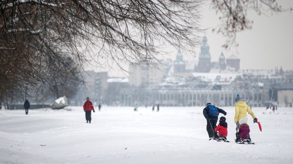 Kraków, 17.01.2021. Zabawa na śniegu na krakowskich Błoniach