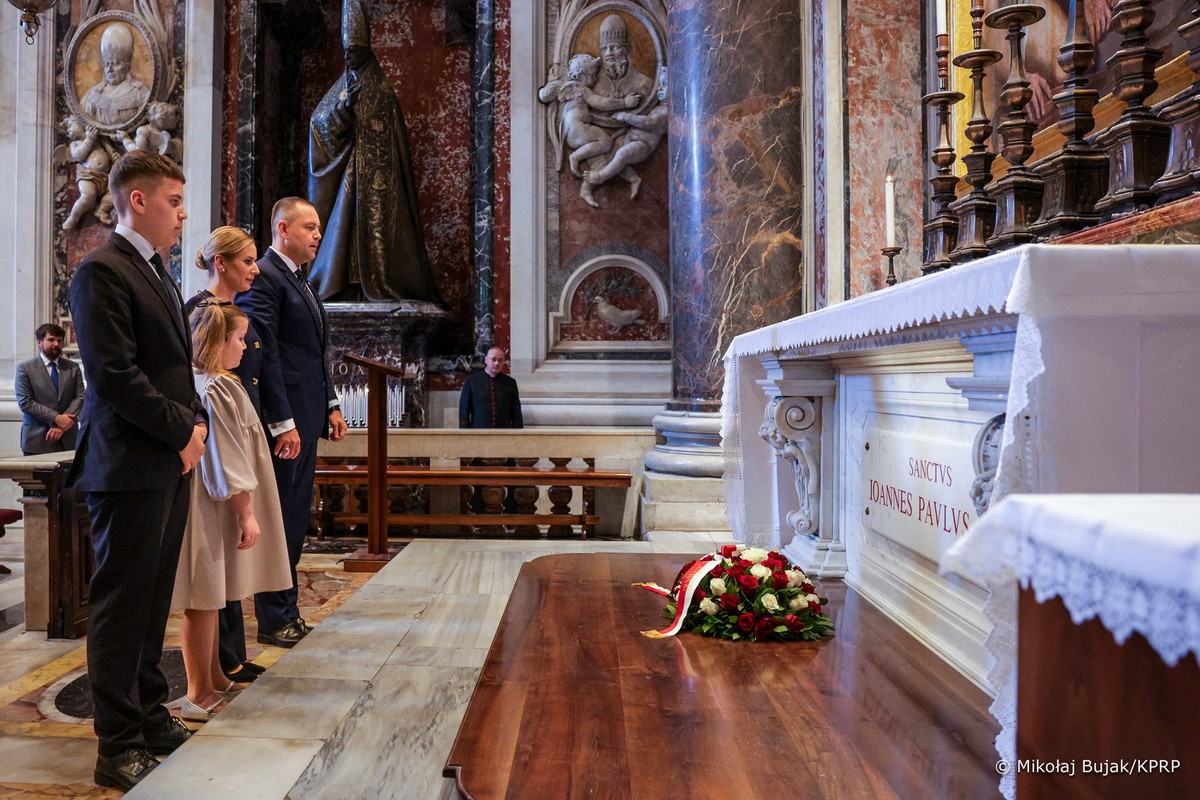 Para prezydencka w Watykanie. Złożyli kwiaty na grobie Jana Pawła II