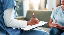 lekarze wyjaśniają jakie mogą być przyczyny zawrotów głowy, kiedy mogą