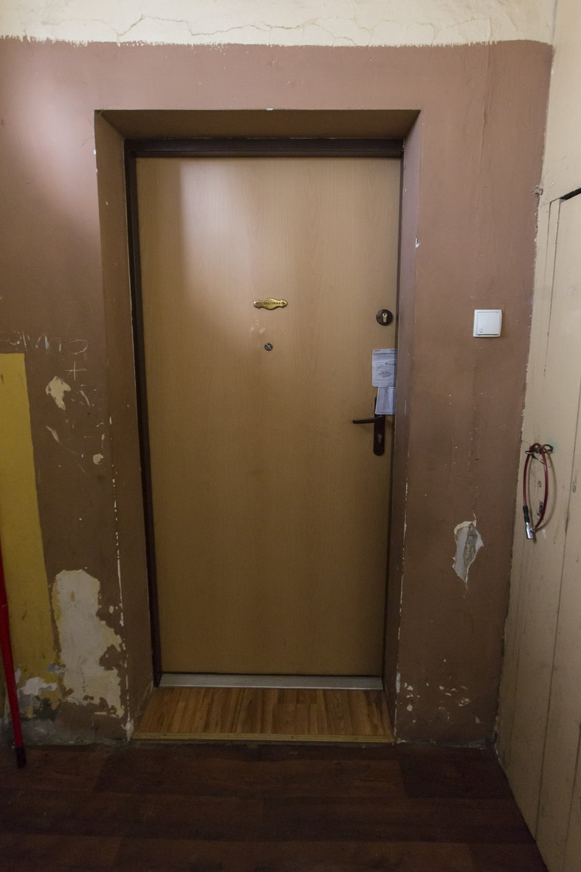 Drzwi do mieszkania, w którym została zaatakowana Izabela Śnieżyńska