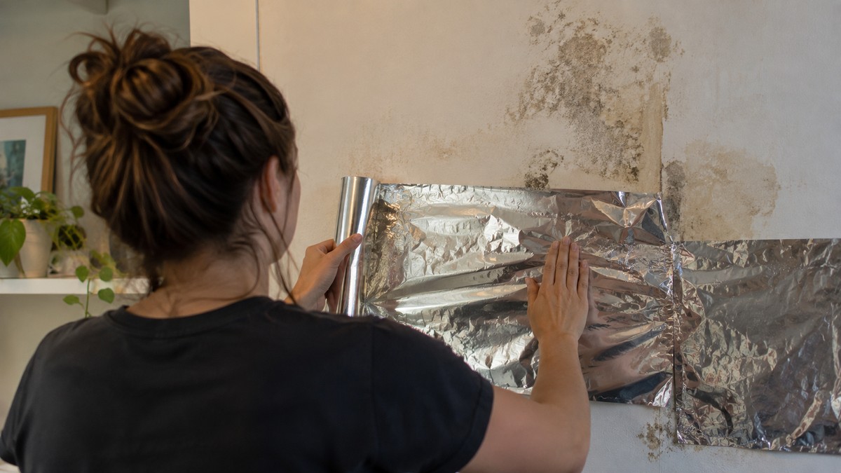 Zašto bi trebalo da zalepite aluminijumsku foliju na zid