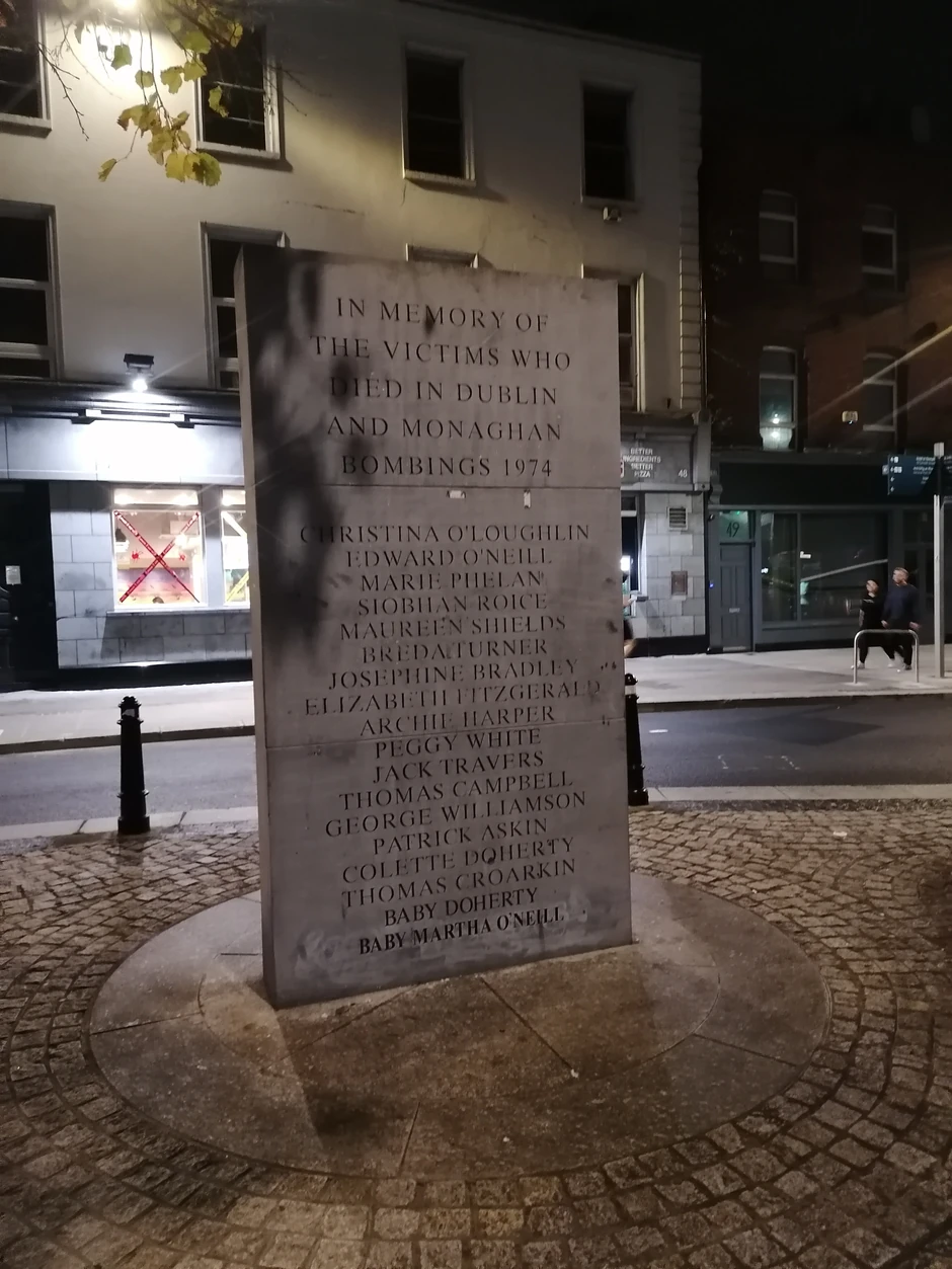 Spomenik žrtvama bombaškog napada u Dablinu i Monahanu 1974.