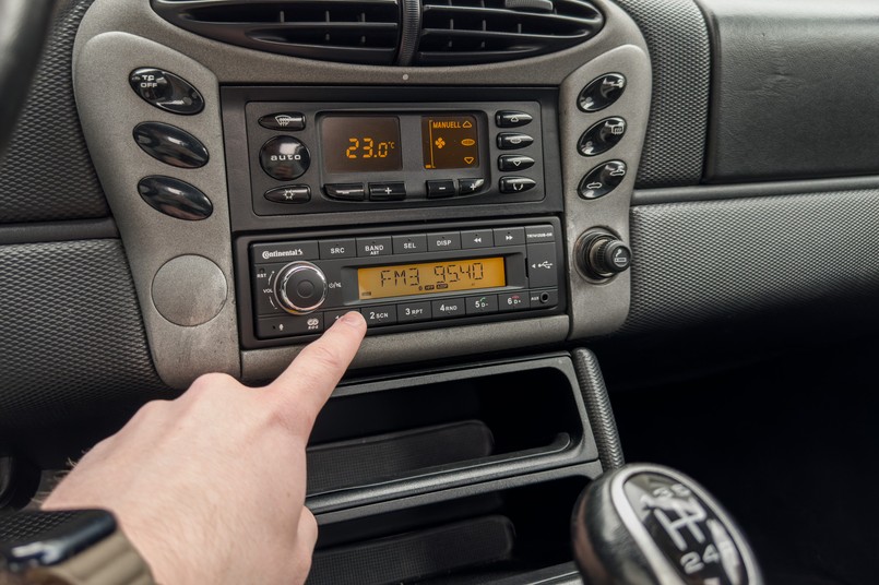 Masz radio w samochodzie? Abonament RTV to opłata, którą trzeba uregulować nawet jeśli auto trafi na złomowisko. Szczególnie, że urząd skarbowy ma prawo ściągać zaległości z konta bankowego dłużnika. Jednocześnie rząd szykuje nową opłatę pobieraną automatycznie i powiązaną z podatkiem dochodowym...