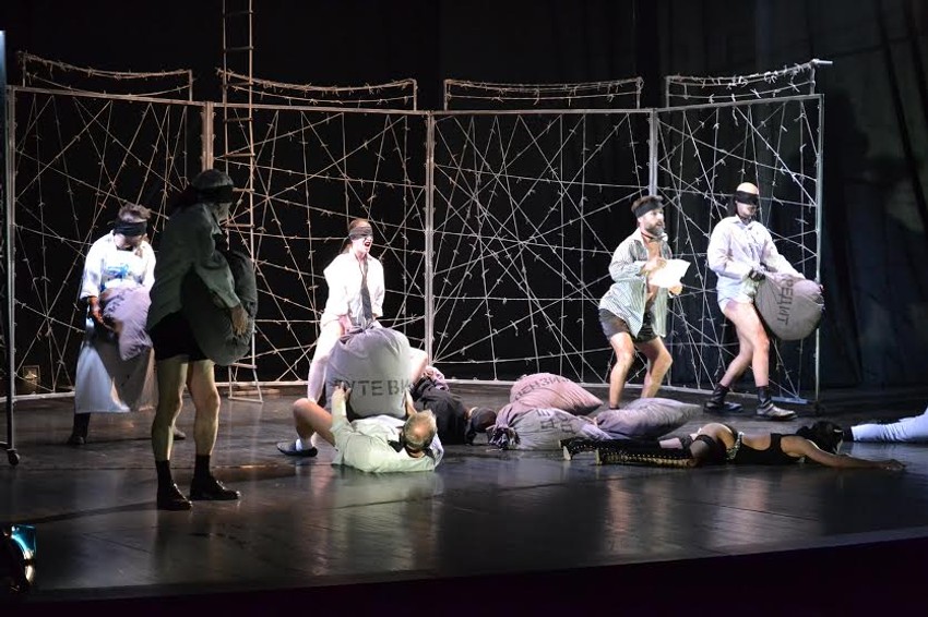 Scena iz predstave "Revizor za jugoistok"