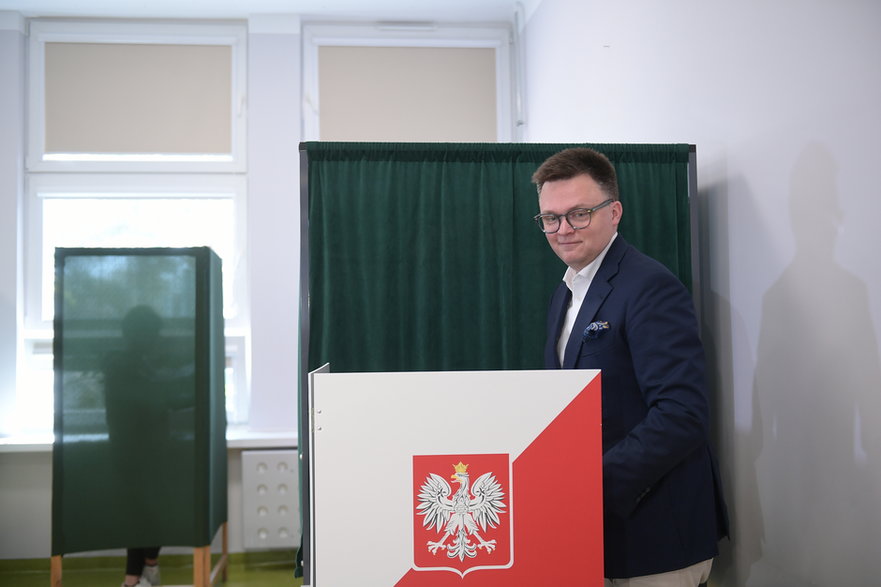 Szymon Hołownia podczas głosowania w wyborach