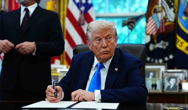 Donald Tramp potpisuje zlatnu vizu 