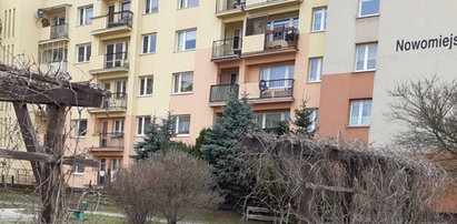 Wnuk wyrzucił babcię przez balkon. Nie przeżyła. 25-latek nie zostanie skazany