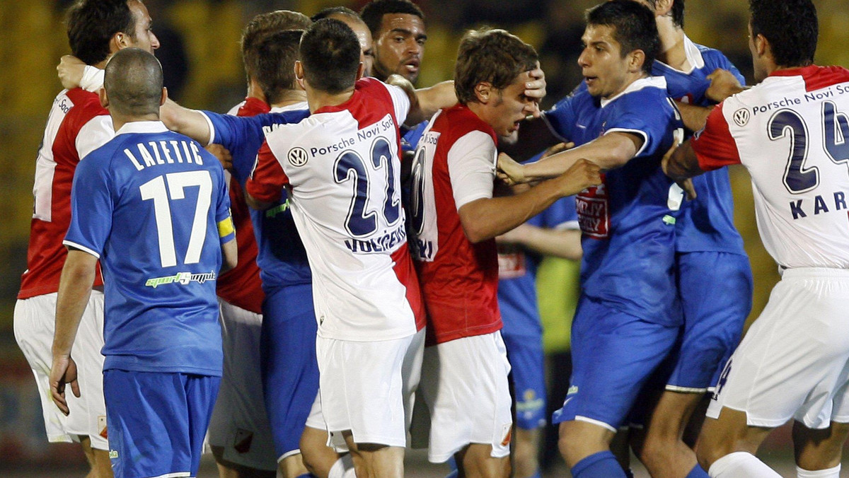 Boban Dmitrović ma 39 lat i niewiele do stracenia. Przynajmniej piłkarsko. Zimą został zmuszony do opuszczenia swojego klubu FK Borac Cacak. Nie, nie był za słaby. W końcu w ostatnich latach kilkakrotnie trafiał do jedenastki rozgrywek. Ba, był nawet uznawany za jedną z ikon miasta. Czemu musiał odejść?