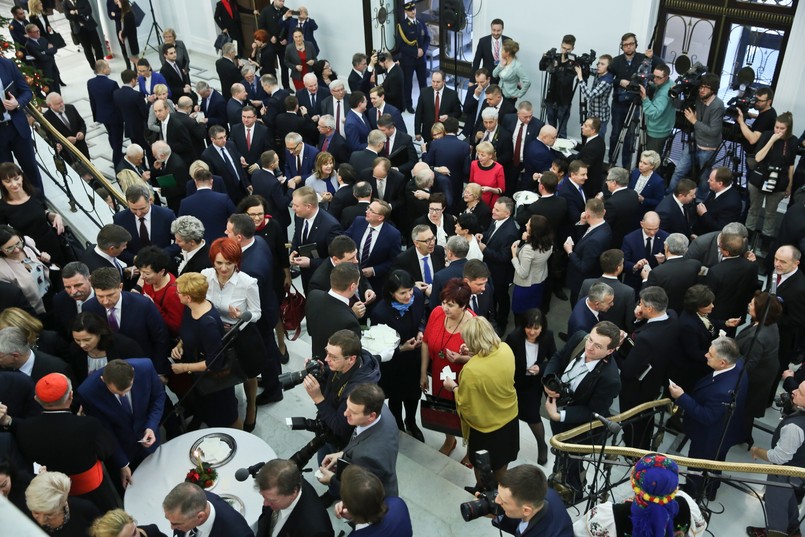 Podczas tradycyjnego spotkania marszałek Sejmu Marek Kuchciński złożył posłom i senatorom życzenia świąteczne i noworoczne. Życzył im, aby Święta i przyszły rok owocowały dobrą pracą parlamentarną i obywatelską, a także pomyślnością w życiu rodzinnym i osobistym. "Niech wszystkim państwu Gwiazda Betlejemska wyznacza dobrą drogę" - powiedział marszałek Sejmu.