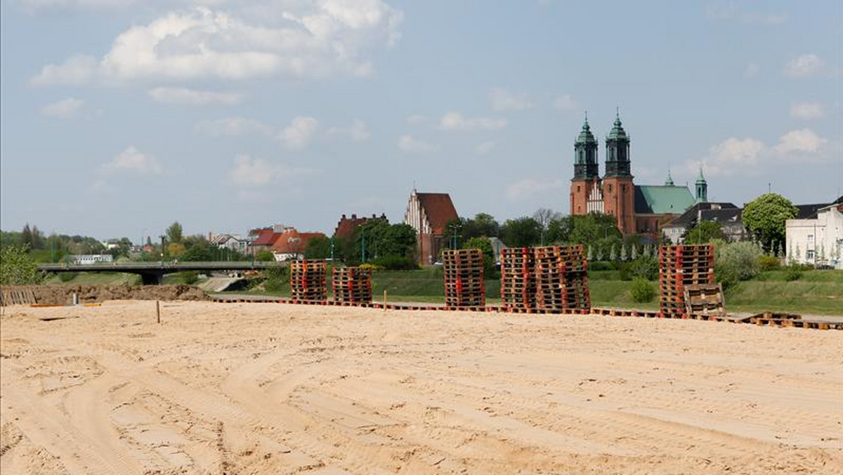 Ruszyła szósta edycja inicjatywy KontenerArt, a wraz z nią pojawiła się po raz kolejny plaża w centrum Poznania. W piątek w samo południe nastąpi jej uroczyste otwarcie.